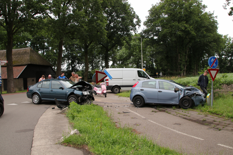 Autos zwaar beschadigd na aanrijding