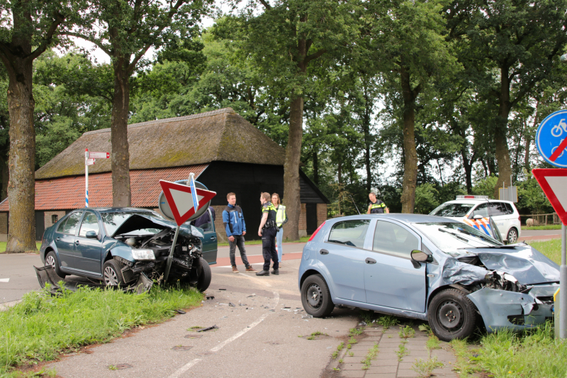Autos zwaar beschadigd na aanrijding
