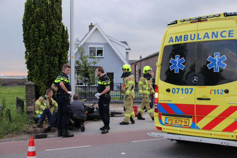 Brommerrijder vliegt uit de bocht