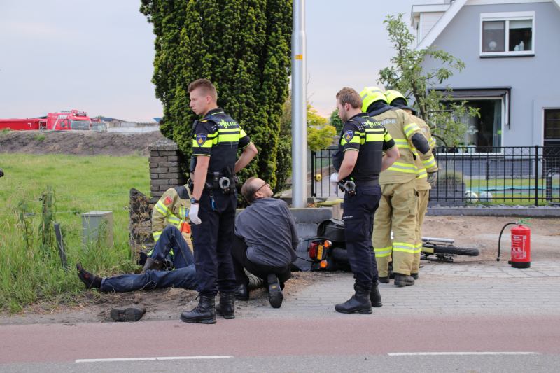 Brommerrijder vliegt uit de bocht