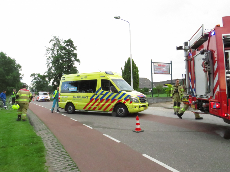 Brommerrijder vliegt uit de bocht