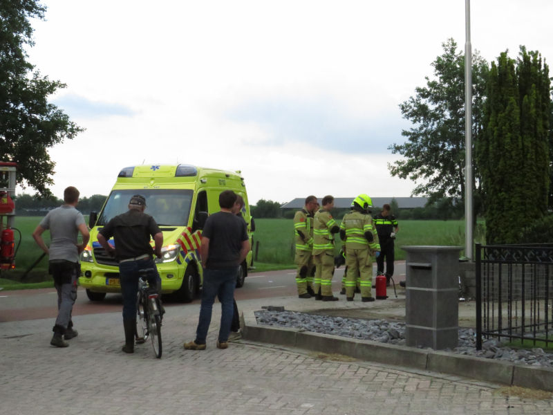Brommerrijder vliegt uit de bocht
