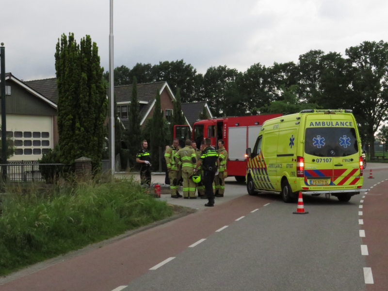 Brommerrijder vliegt uit de bocht