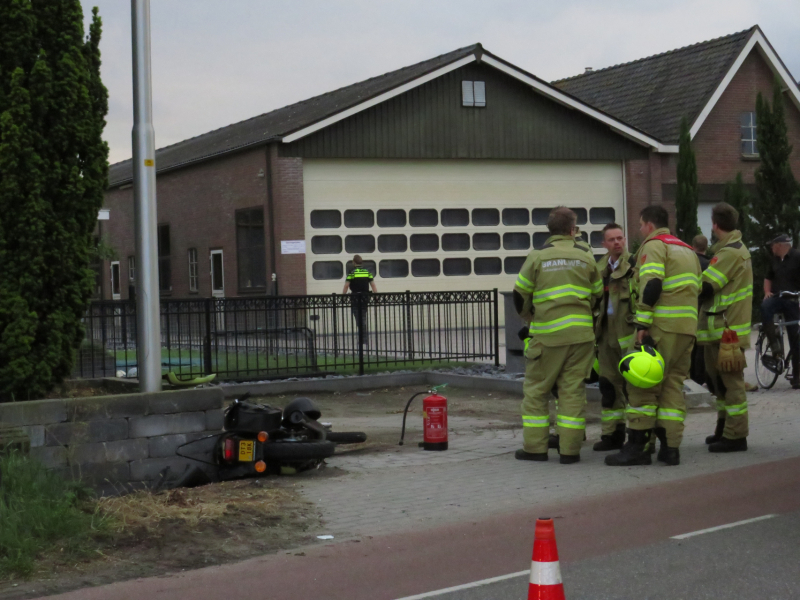 Brommerrijder vliegt uit de bocht