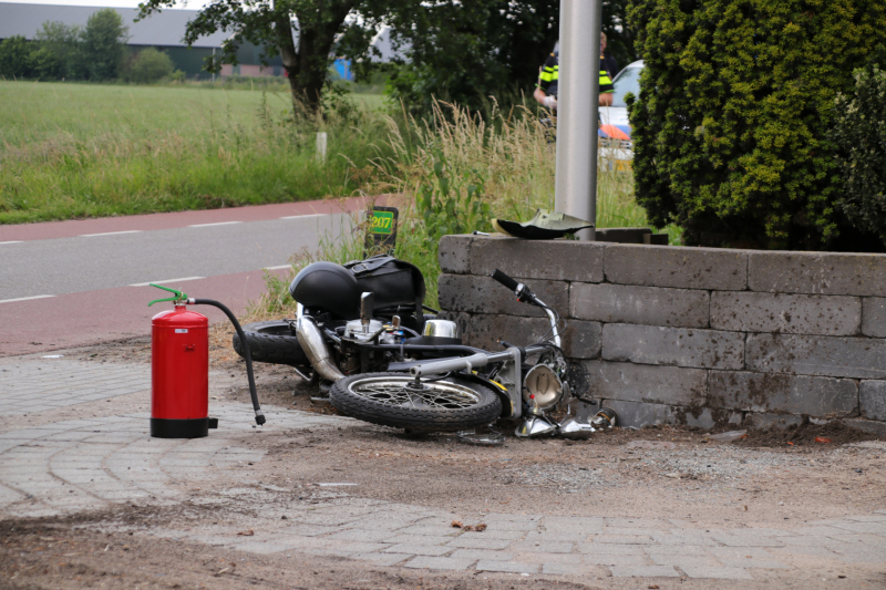 Brommerrijder vliegt uit de bocht