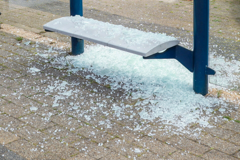 Opnieuw bushokje vernield