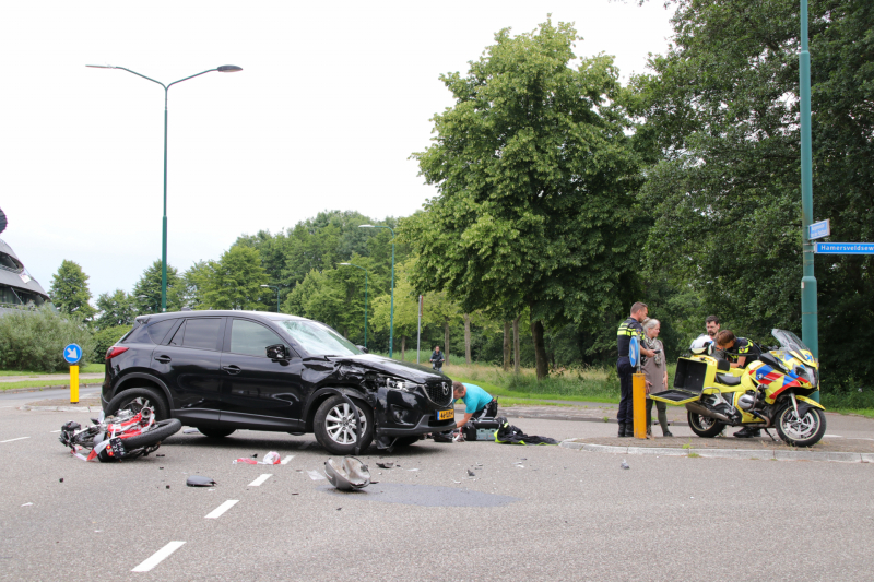 Motorrijder gewond bij botsing met een auto