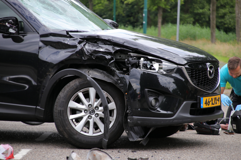 Motorrijder gewond bij botsing met een auto