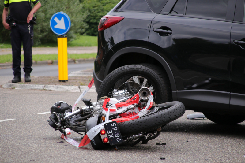 Motorrijder gewond bij botsing met een auto
