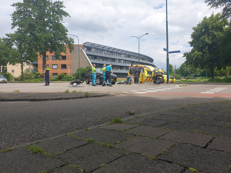 Motorrijder gewond bij botsing met een auto