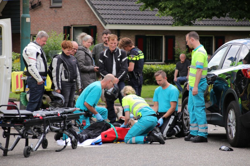 Motorrijder gewond bij botsing met een auto