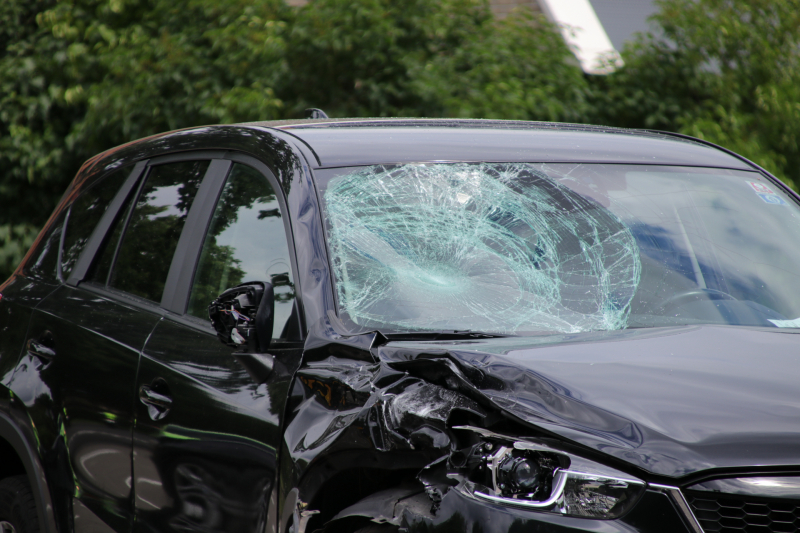Motorrijder gewond bij botsing met een auto
