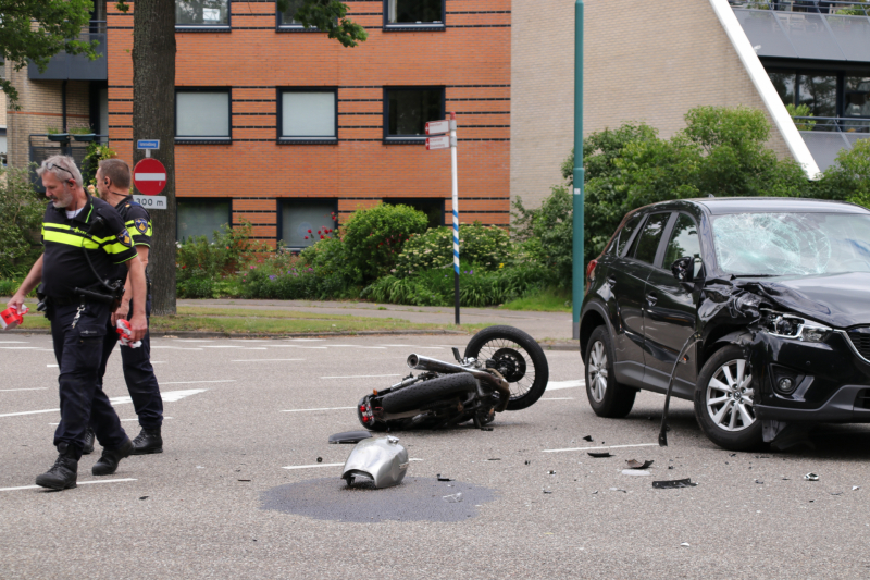 Motorrijder gewond bij botsing met een auto