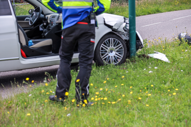 Automobilist botst tegen lantaarnpaal