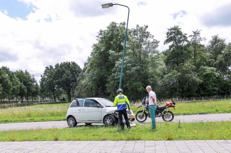Automobilist botst tegen lantaarnpaal