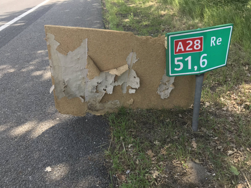 Houten plaat van snelweg gehaald