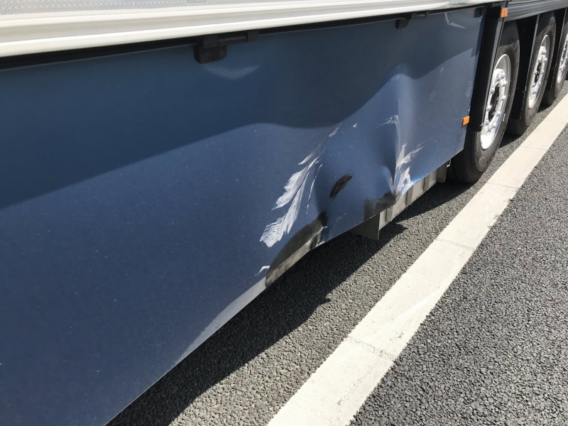 Schade na botsing met vrachtwagen