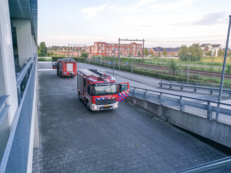 Brandweer oefent met nieuw voertuig bij Ikea
