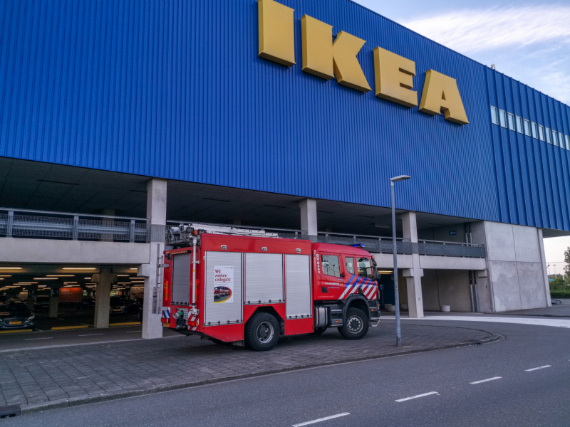 Brandweer oefent met nieuw voertuig bij Ikea