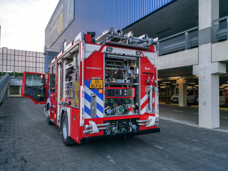 Brandweer oefent met nieuw voertuig bij Ikea