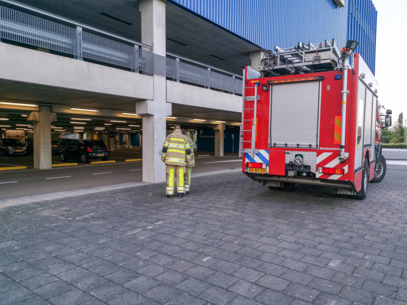 Brandweer oefent met nieuw voertuig bij Ikea