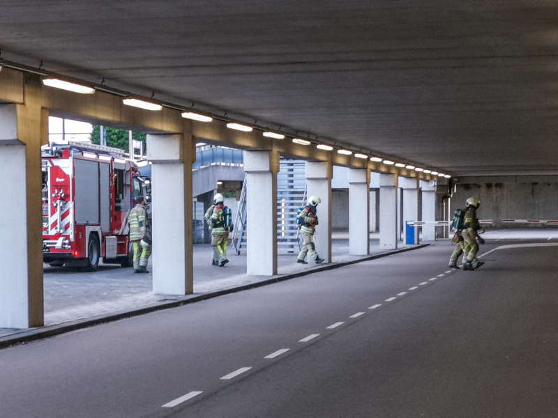 Brandweer oefent met nieuw voertuig bij Ikea