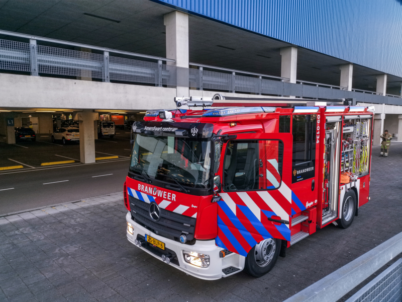 Brandweer oefent met nieuw voertuig bij Ikea