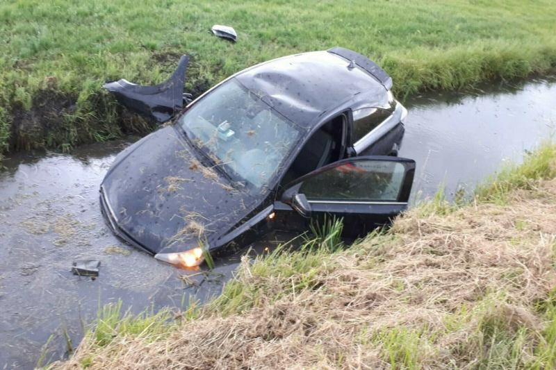 Auto in de sloot