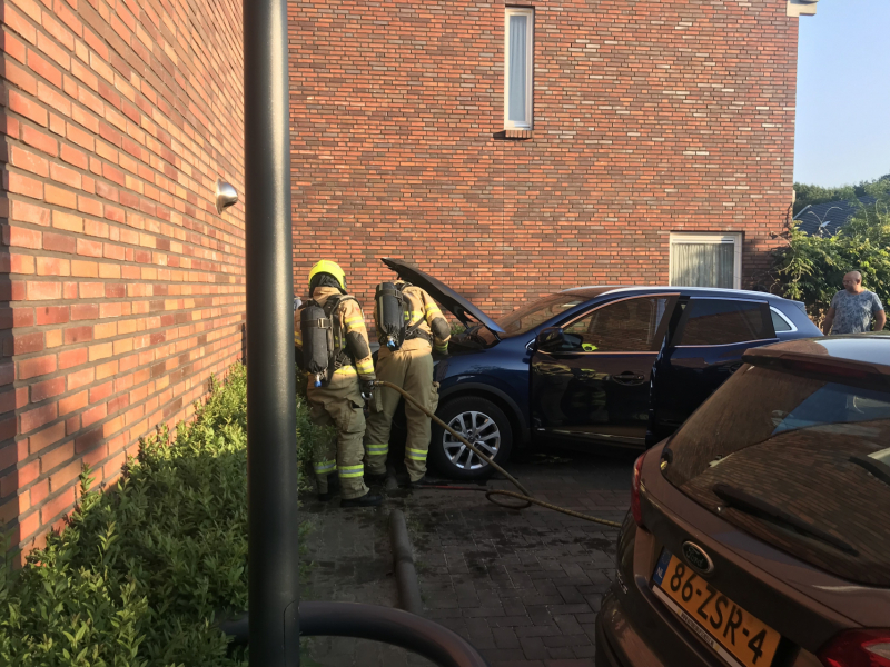 Geparkeerde auto vat vlam