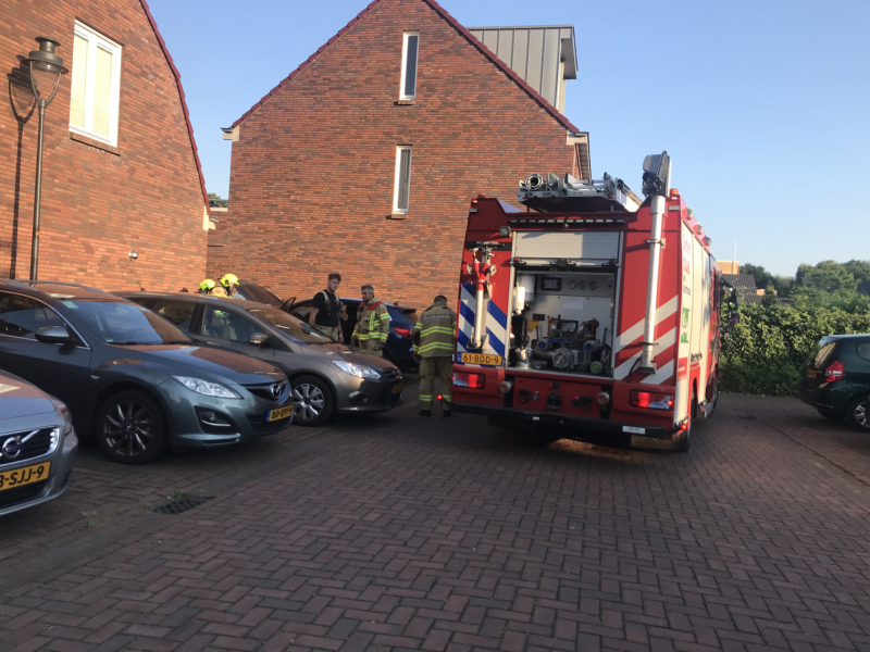 Geparkeerde auto vat vlam