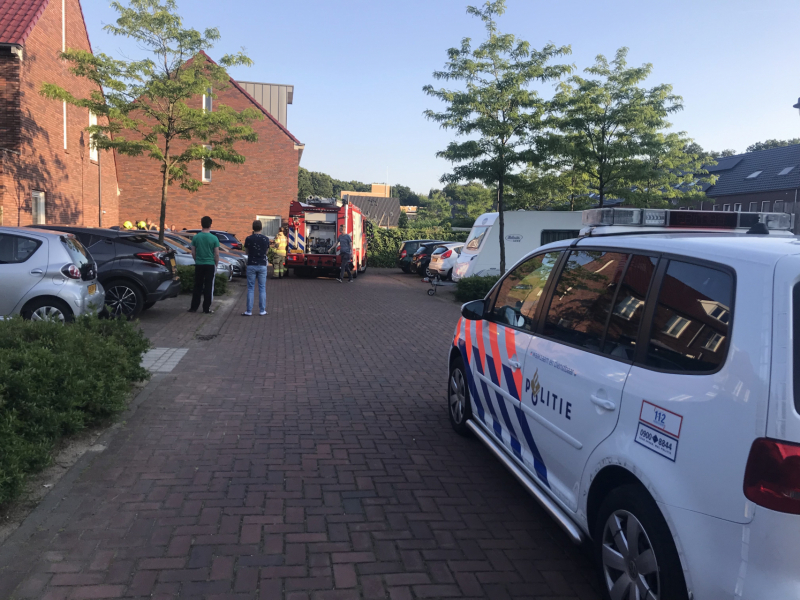 Geparkeerde auto vat vlam