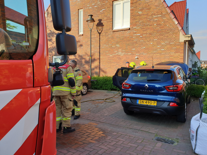 Geparkeerde auto vat vlam