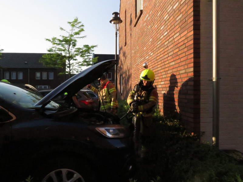 Geparkeerde auto vat vlam
