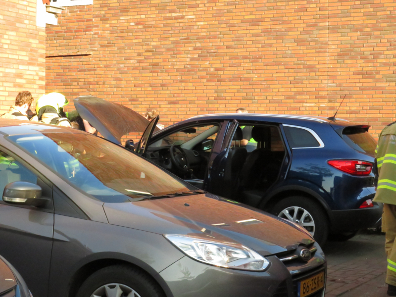 Geparkeerde auto vat vlam