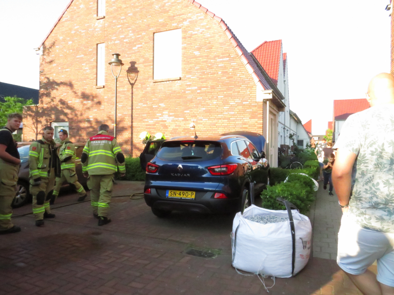 Geparkeerde auto vat vlam