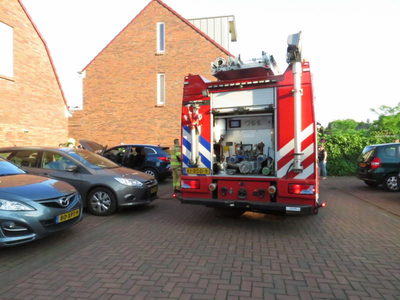 Geparkeerde auto vat vlam