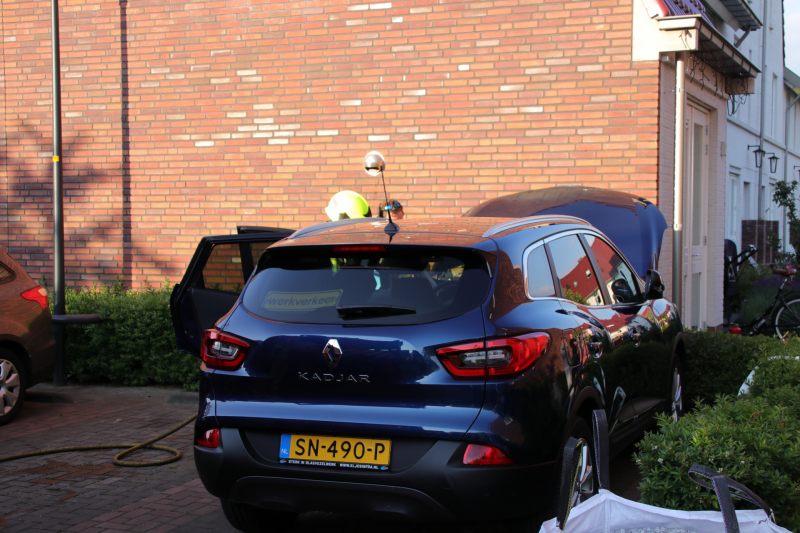 Geparkeerde auto vat vlam