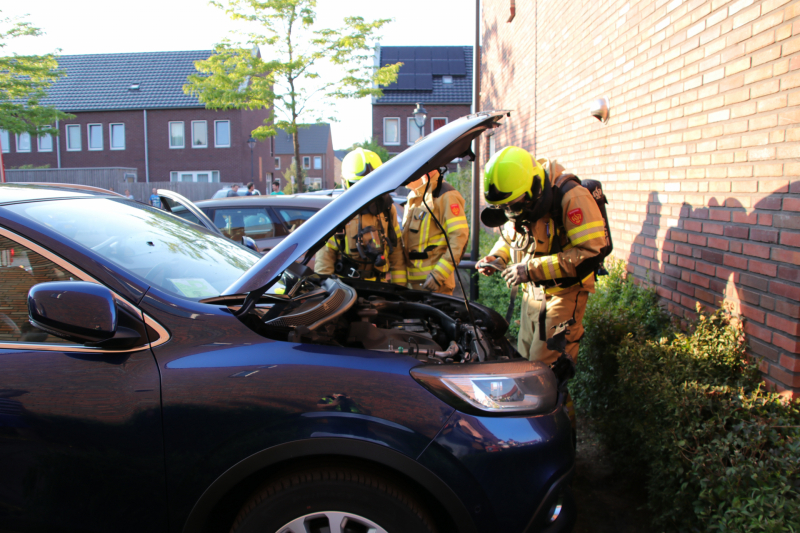 Geparkeerde auto vat vlam