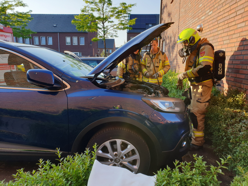 Geparkeerde auto vat vlam