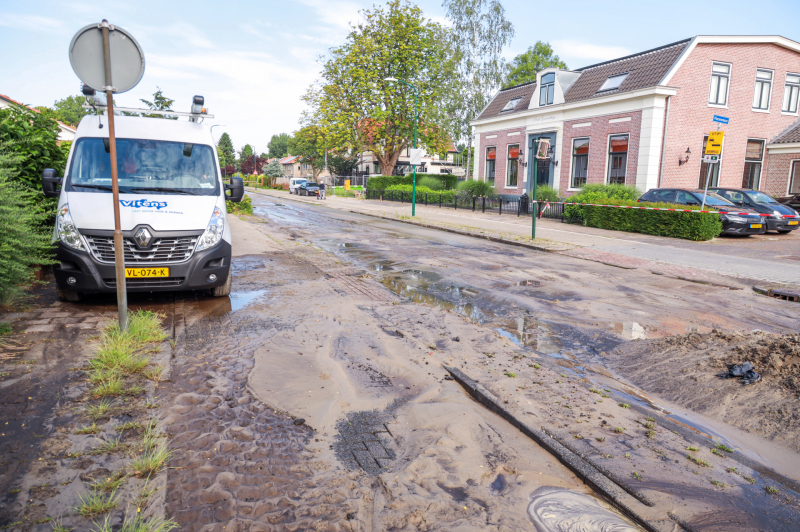 Straat blank na gesprongen waterleiding