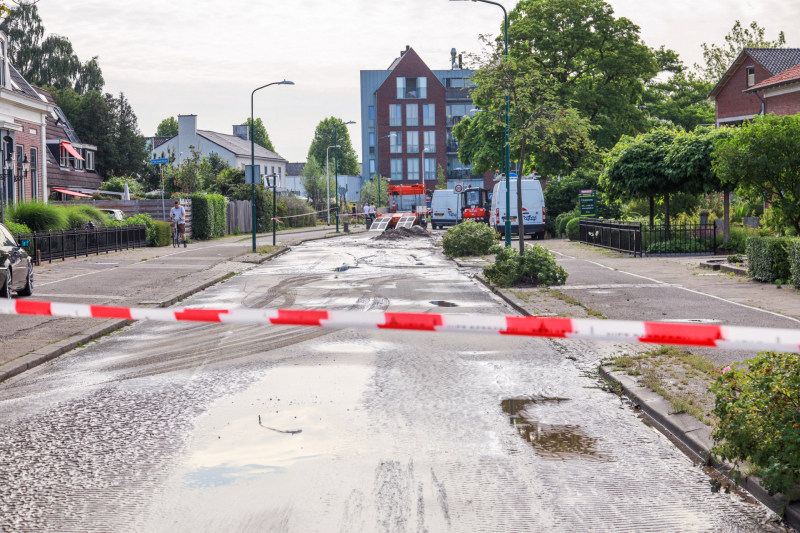 Straat blank na gesprongen waterleiding