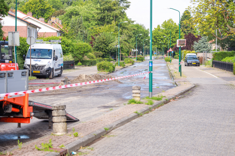 Straat blank na gesprongen waterleiding