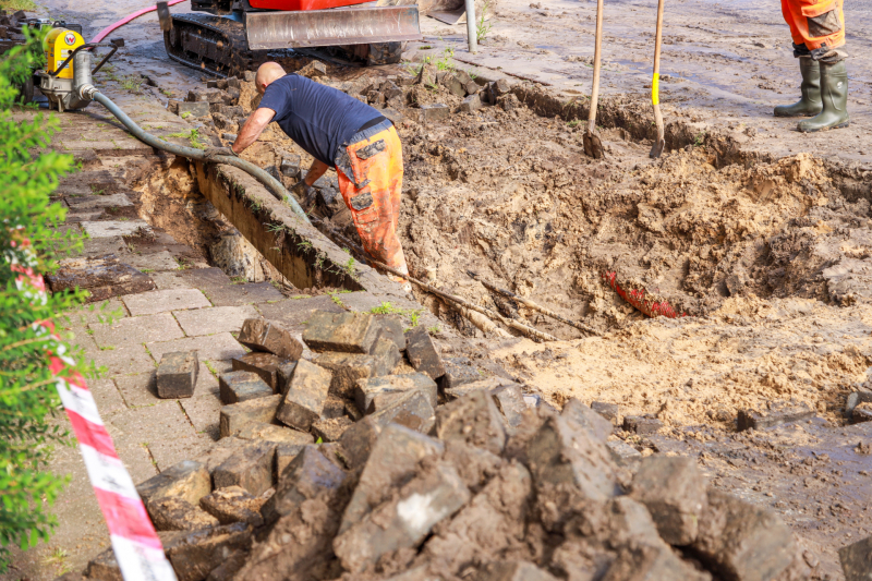 Straat blank na gesprongen waterleiding