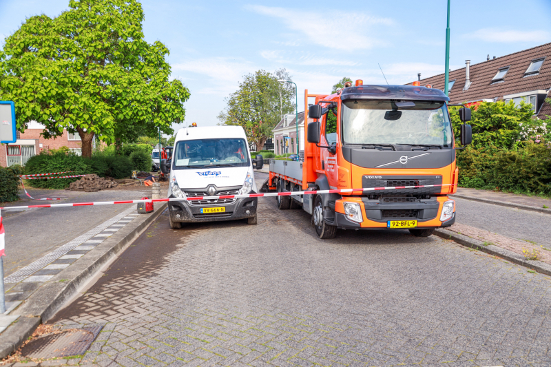 Straat blank na gesprongen waterleiding