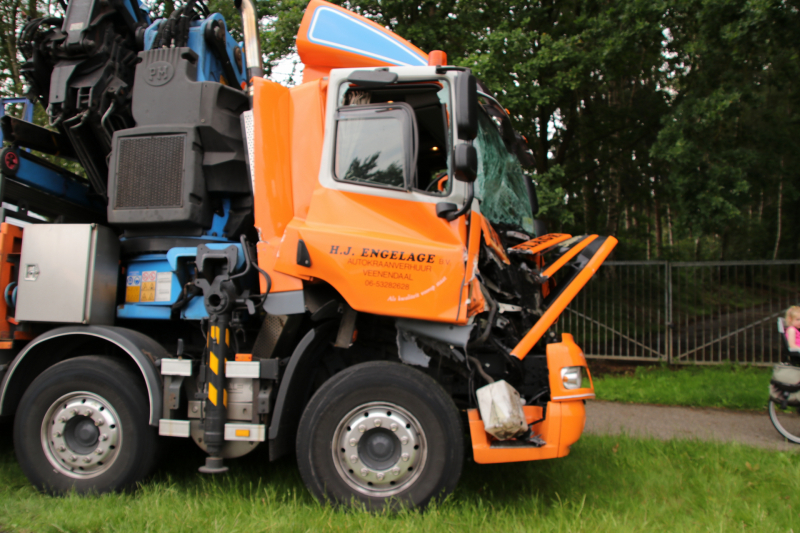 Vrachtwagen total loss na kopstaart botsing