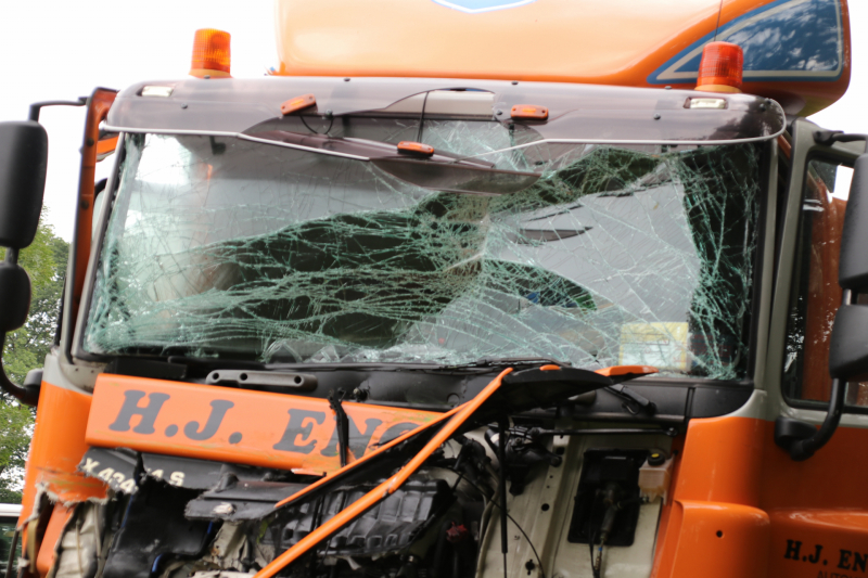 Vrachtwagen total loss na kopstaart botsing