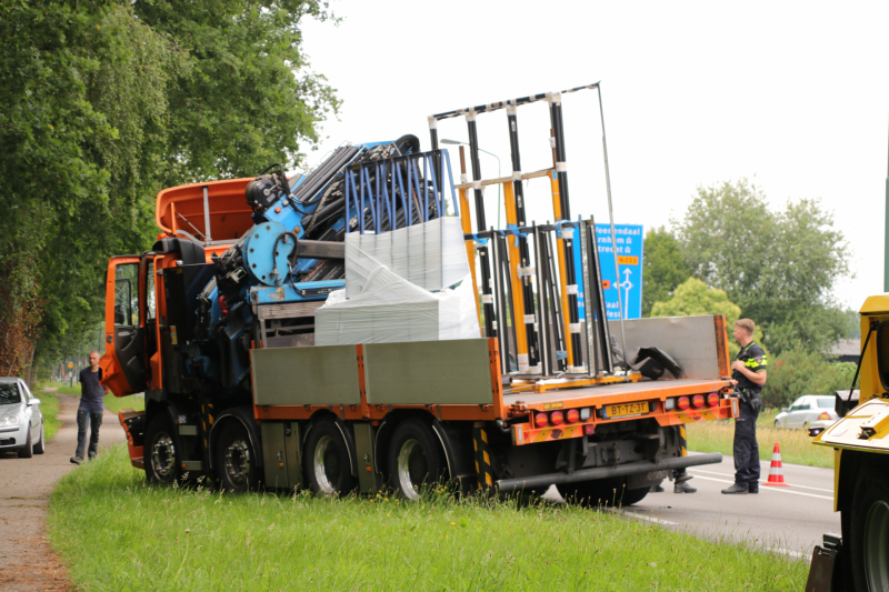 Vrachtwagen total loss na kopstaart botsing