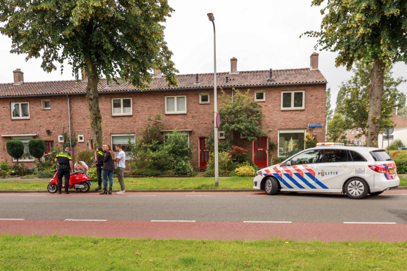 Scooterrijder en fietser botsen