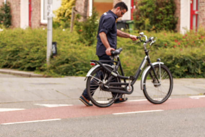 Scooterrijder en fietser botsen