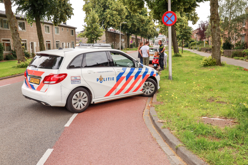 Scooterrijder en fietser botsen